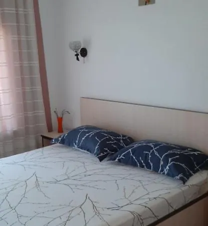 Gazde/Camere de închiriat Casa Monique Costineşti