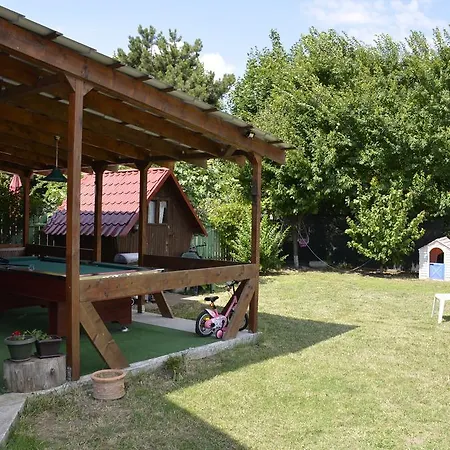 Gazde/Camere de închiriat Casa Monique Costineşti