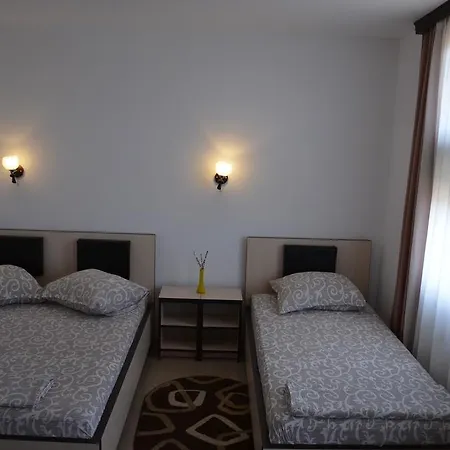 Gazde/Camere de închiriat Casa Monique Costineşti