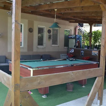 Gazde/Camere de închiriat Casa Monique