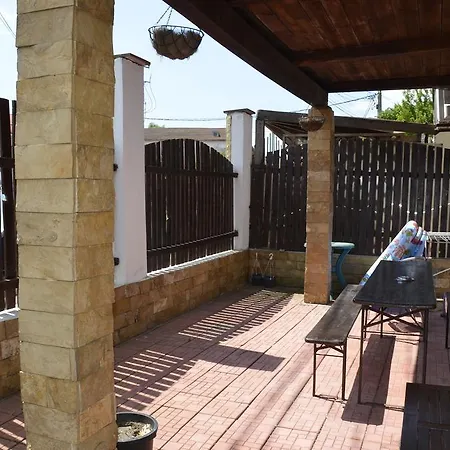 Casa Monique Gazde/Camere de închiriat Costineşti