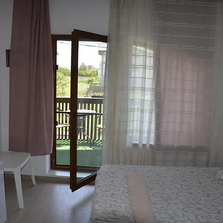 Gazde/Camere de închiriat Casa Monique Costineşti