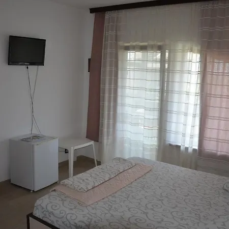 Gazde/Camere de închiriat Casa Monique