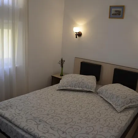 Gazde/Camere de închiriat Casa Monique *