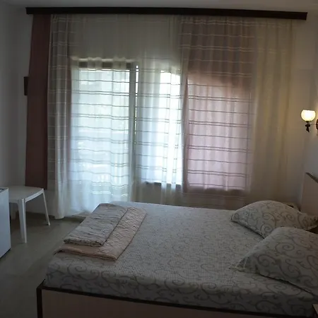 Casa Monique Gazde/Camere de închiriat *
