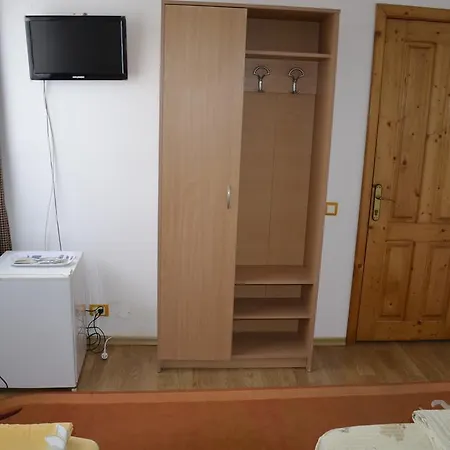 Casa Monique Gazde/Camere de închiriat Costineşti