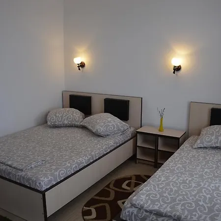 Gazde/Camere de închiriat Casa Monique *