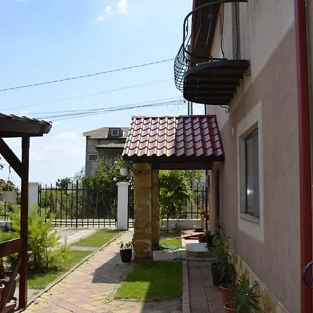 Gazde/Camere de închiriat Casa Monique Costineşti