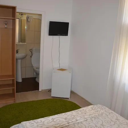 Casa Monique Gazde/Camere de închiriat Costineşti