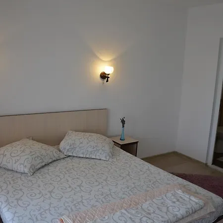 Gazde/Camere de închiriat Casa Monique *