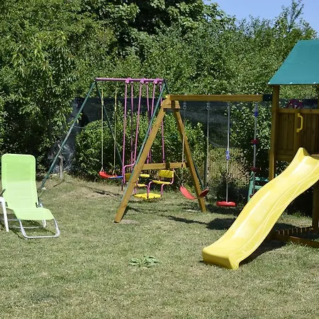 Gazde/Camere de închiriat Casa Monique *